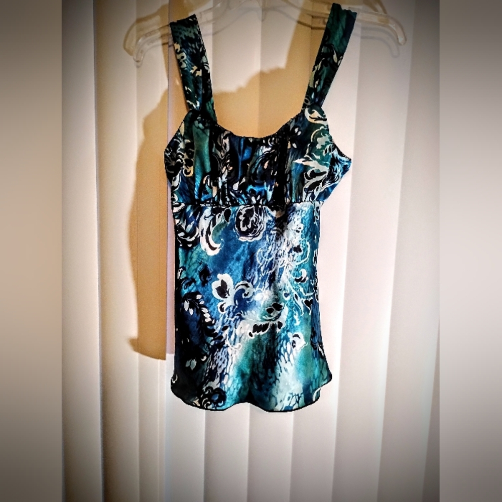 🦩A BYER small silky sleeveless sweetheart blouse with vibrant floral print - Picture 2 of 7